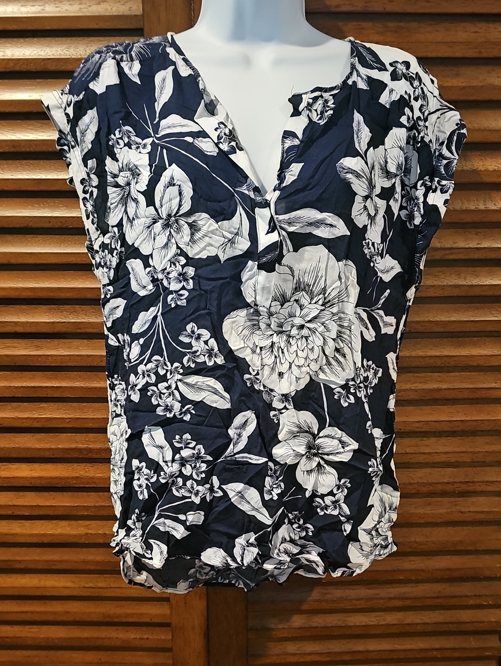 STYLUS Navy and White Floral V-Neck Blouse